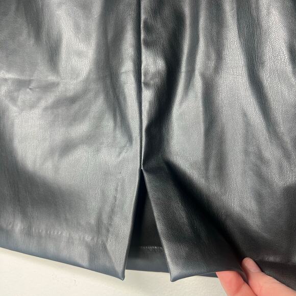 Women's Black Faux Leather Mini Skirt Size M Pull On Elastic Waist Side Slit - Picture 2 of 7